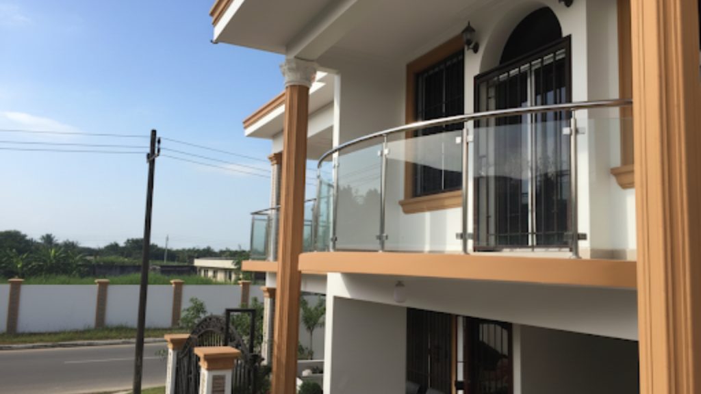 Elegant curved glass railing design for balcony