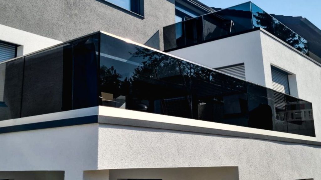 Modern laminated glass railing design for balcony