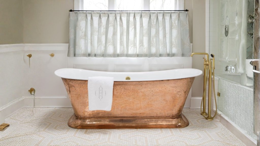Plinth-mounted bathtub design for modern bathrooms